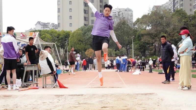田赛：向天空递交的挑战书.jpg